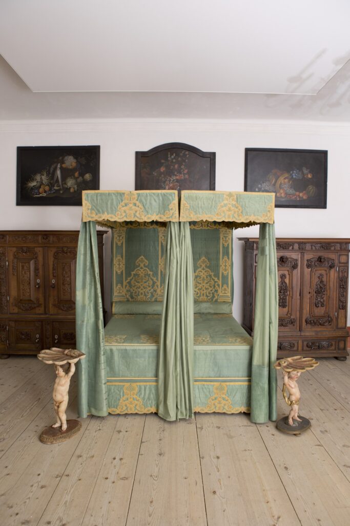 Prunkbett mit grüner textiler Ausstattung in der Burg Forchtenstein