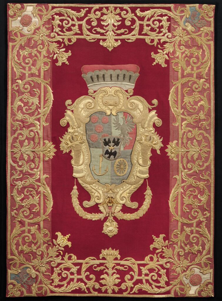 Rote Wappendecke aus Schloss Eggenberg mit Wappen und Goldreliefstickerei