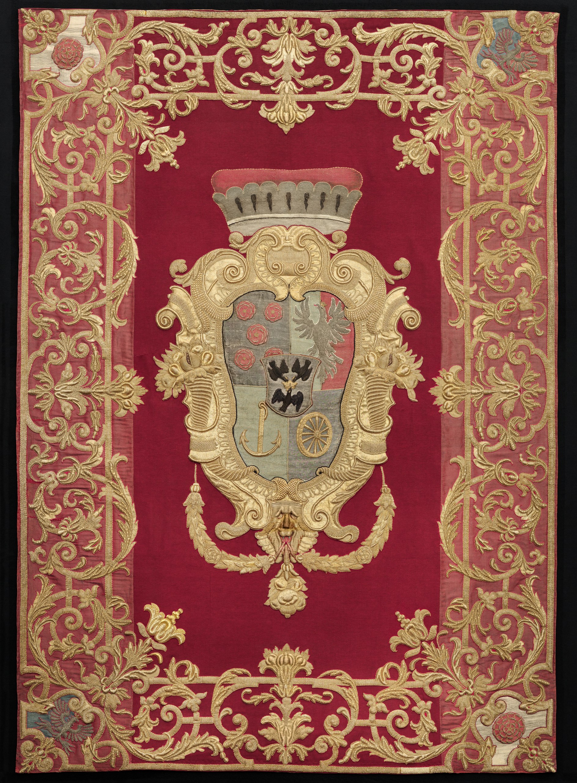 Pluviale1 Rote Wappendecke aus Schloss Eggenberg mit Wappen und Goldreliefstickerei